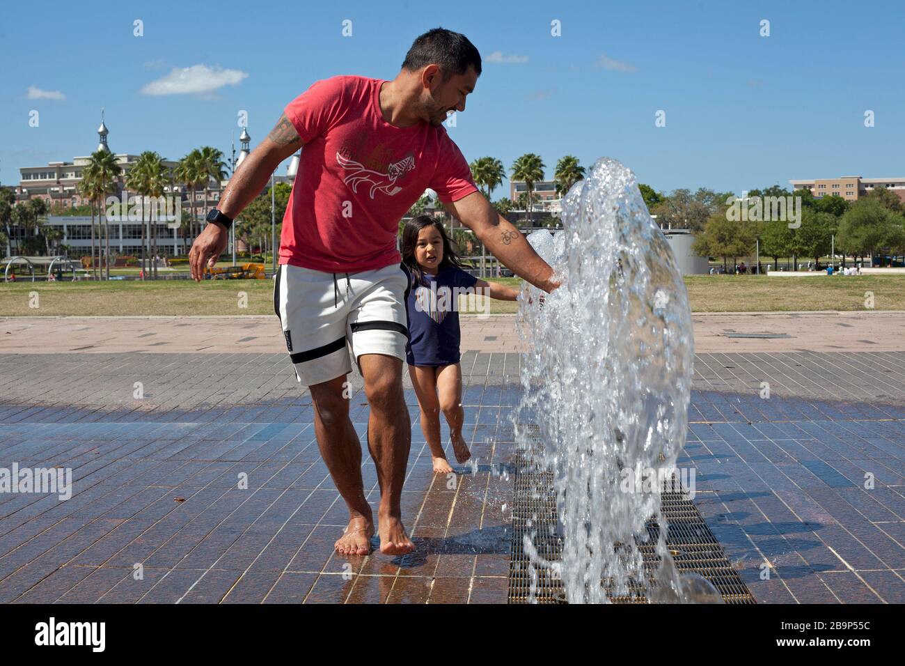 Les familles du Curtis Hixon Waterfront Park à Tampa, en Floride, aux États-Unis apprécieront les jeux aquatiques. Banque D'Images