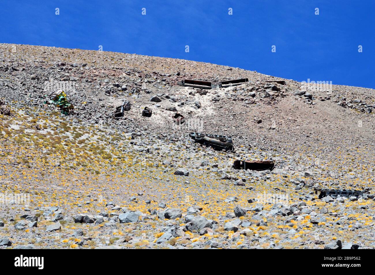 Vestiges de l'accident ferroviaire dans le « train aux nuages » en 1996 devant la lagune de Socompasa. Province de Salta, Argentine. Banque D'Images