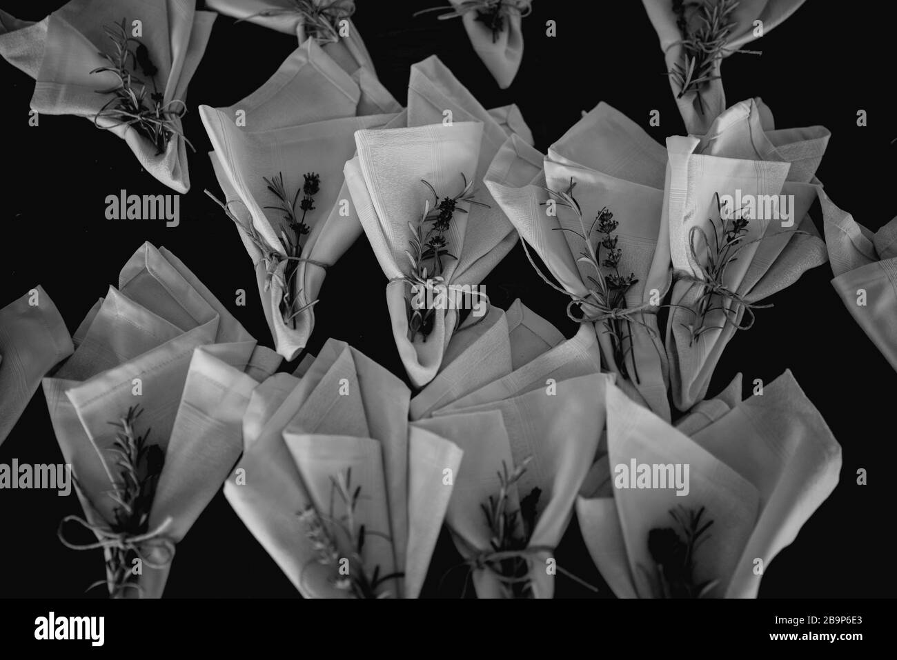 Petits arrangements floraux pour un vin spécial Banque D'Images