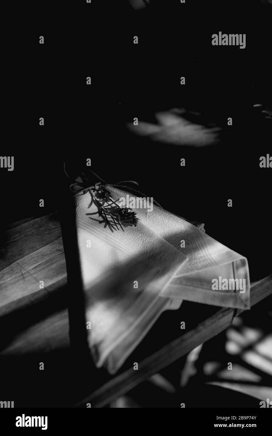 Petits arrangements floraux pour un vin spécial Banque D'Images