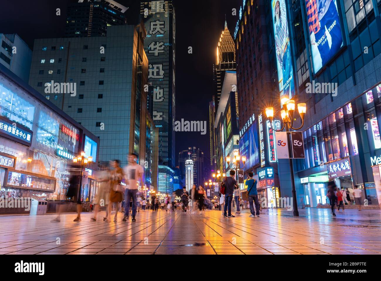 Les gens de la rue piétonne Jiefangbei à Chongqing la nuit Banque D'Images