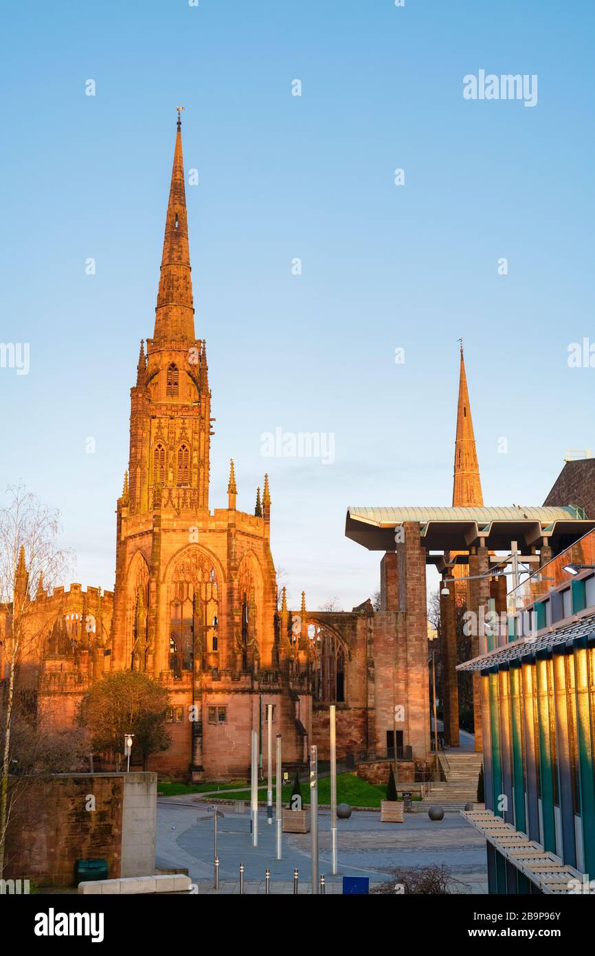 Cathédrales de Coventry au lever du soleil au printemps. Coventry, West Midlands, Angleterre Banque D'Images