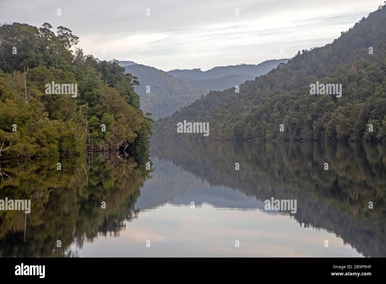 Réflexions à l'aube sur la Gordon River Banque D'Images