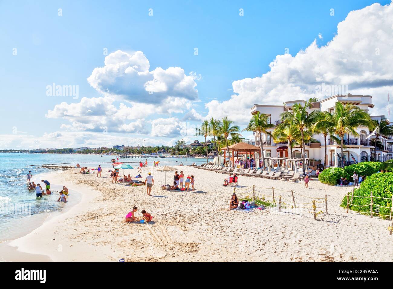 Playa del Carmen, Mexique - 26 décembre 2019: Plage bondée remplie de personnes jouant et bronzer à Playa del Carmen sur la Riviera Maya sur les Caraïbes Banque D'Images