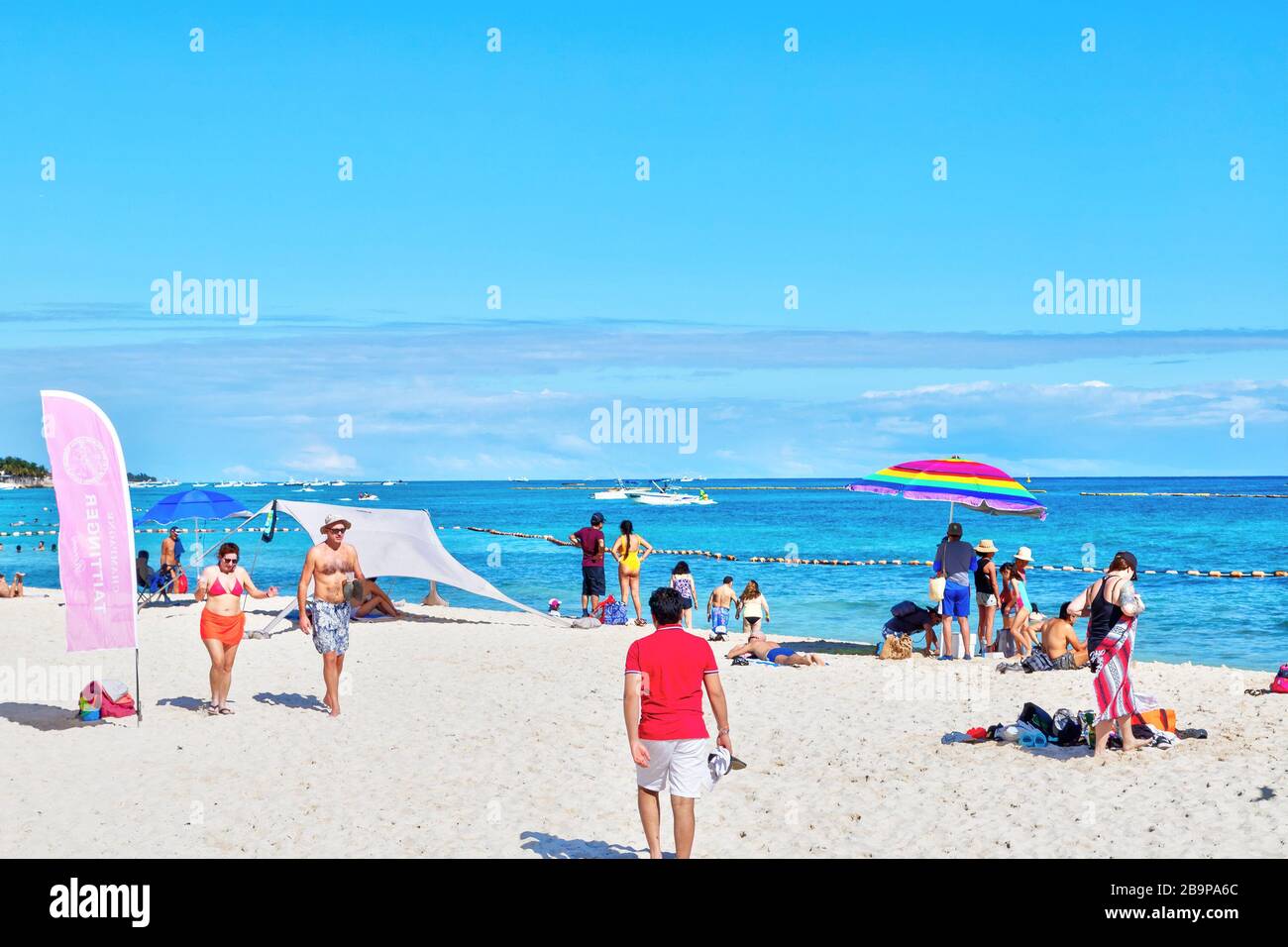 Playa del Carmen, Mexique - 26 décembre 2019: Plage bondée remplie de personnes jouant et bronzer à Playa del Carmen sur la Riviera Maya sur les Caraïbes Banque D'Images