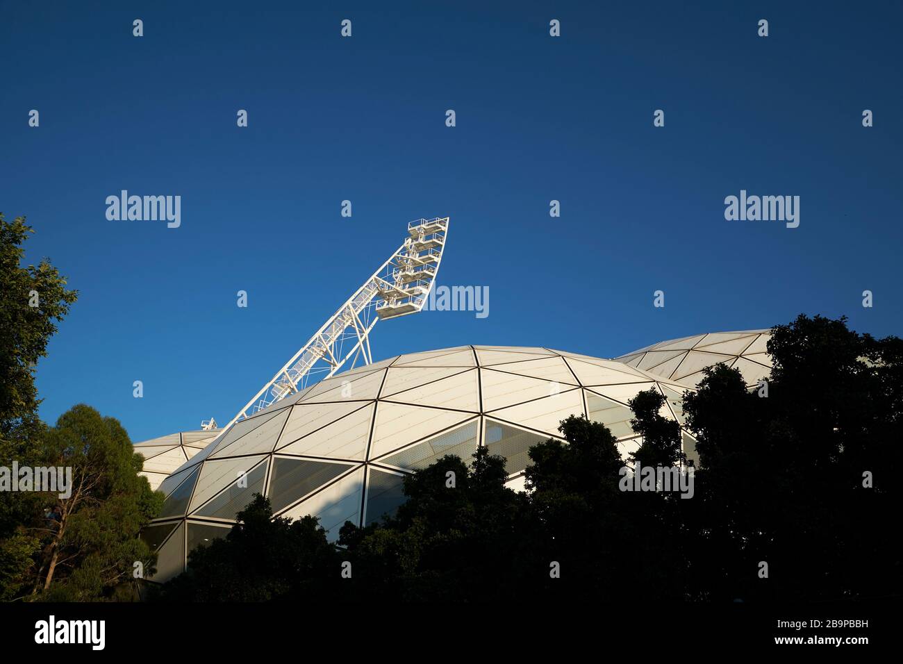 Un look abstrait et graphique du stade extérieur moderne et blanc AAMI Park. À Melbourne, Victoria, Australie. Banque D'Images