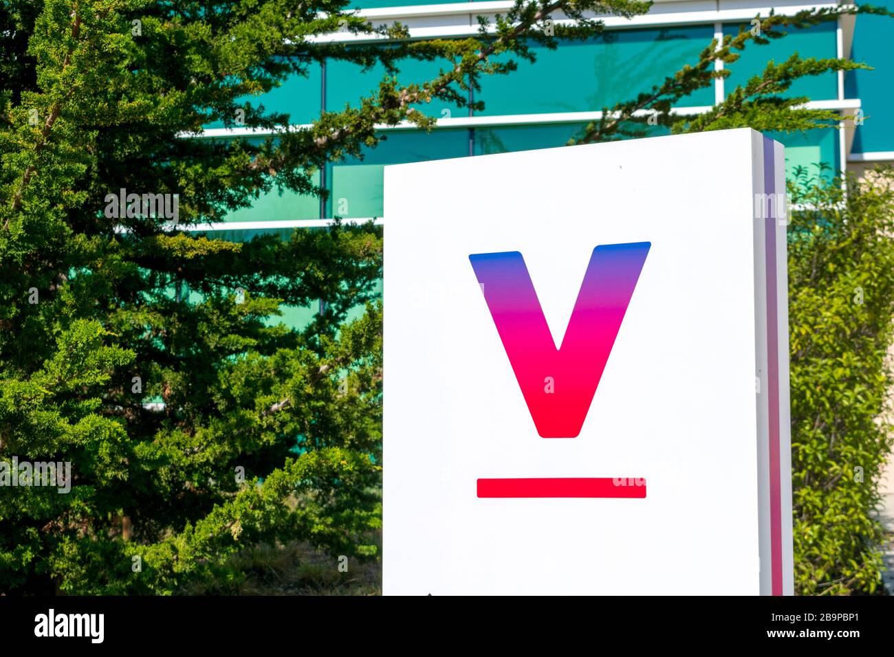 Logo V du siège de l'organisation de recherche en sciences de la vie Verily dans la Silicon Valley. Verily est une filiale indépendante d'Alphabet Inc - South San F Banque D'Images