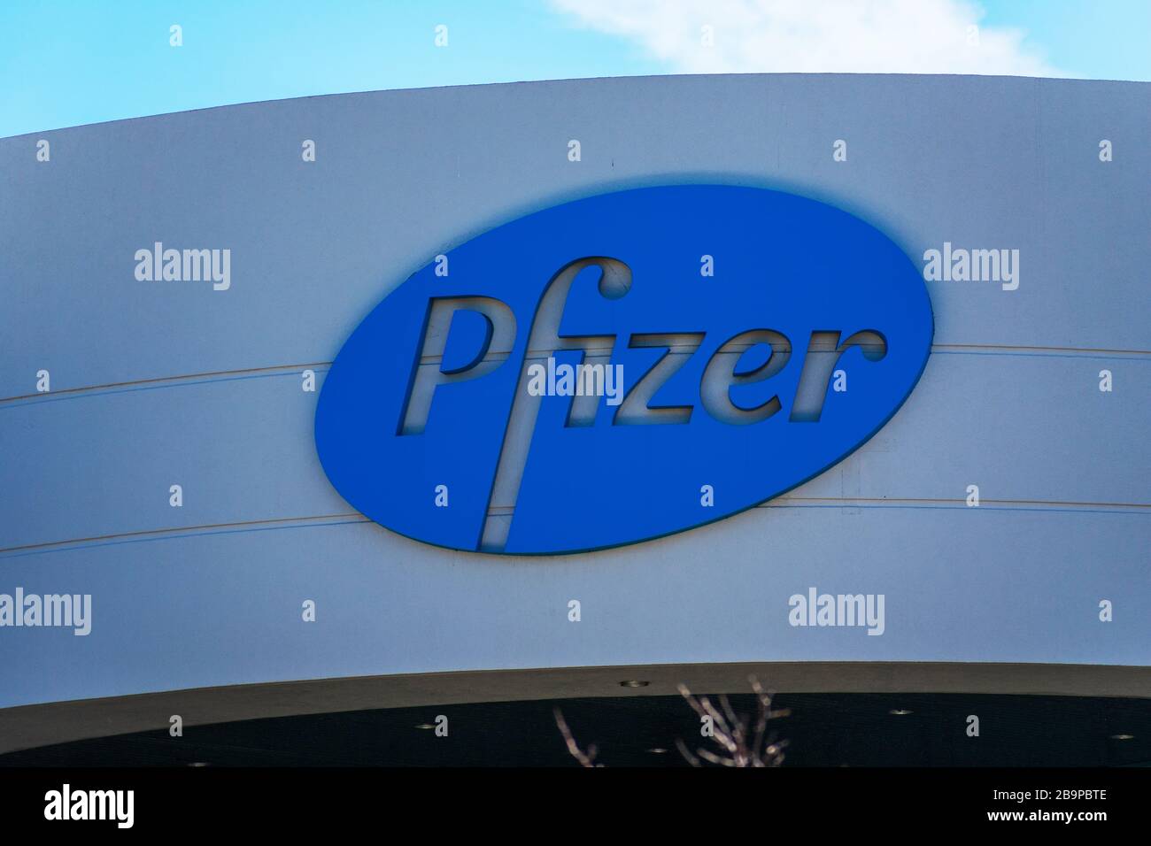 Logo Pfizer sur le campus de la société pharmaceutique dans la Silicon Valley - South San Francisco, CA, États-Unis - 2020 Banque D'Images