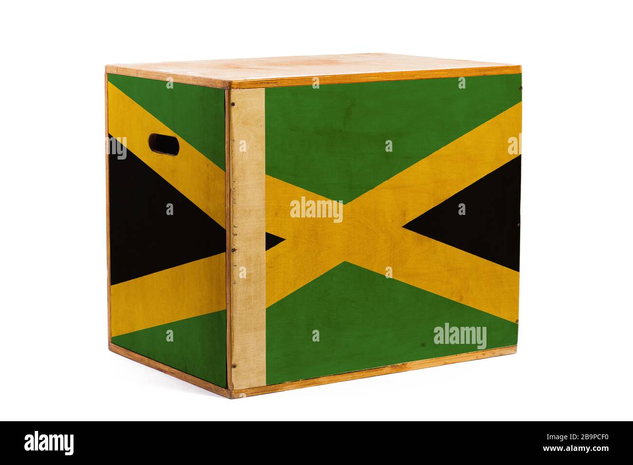 Une boîte en bois pour l'expédition fiable de divers biens et marchandises avec le drapeau national de la Jamaïque sur un fond blanc isolé. Le concept d'exportation- Banque D'Images