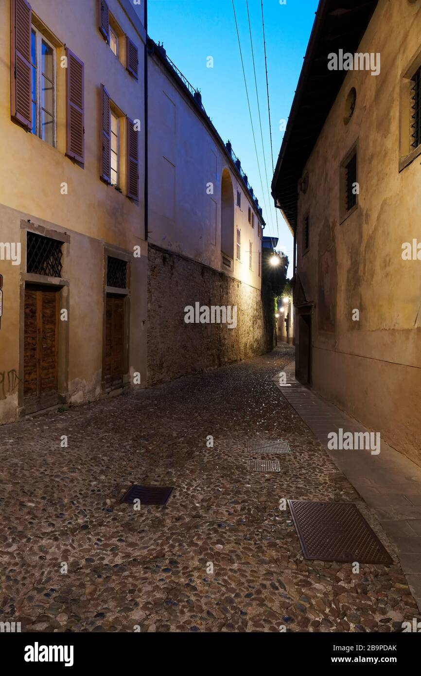 Rues vides de Bergame, Italie la nuit le 21 février 2020 pendant l'éclosion de caronavirus Banque D'Images