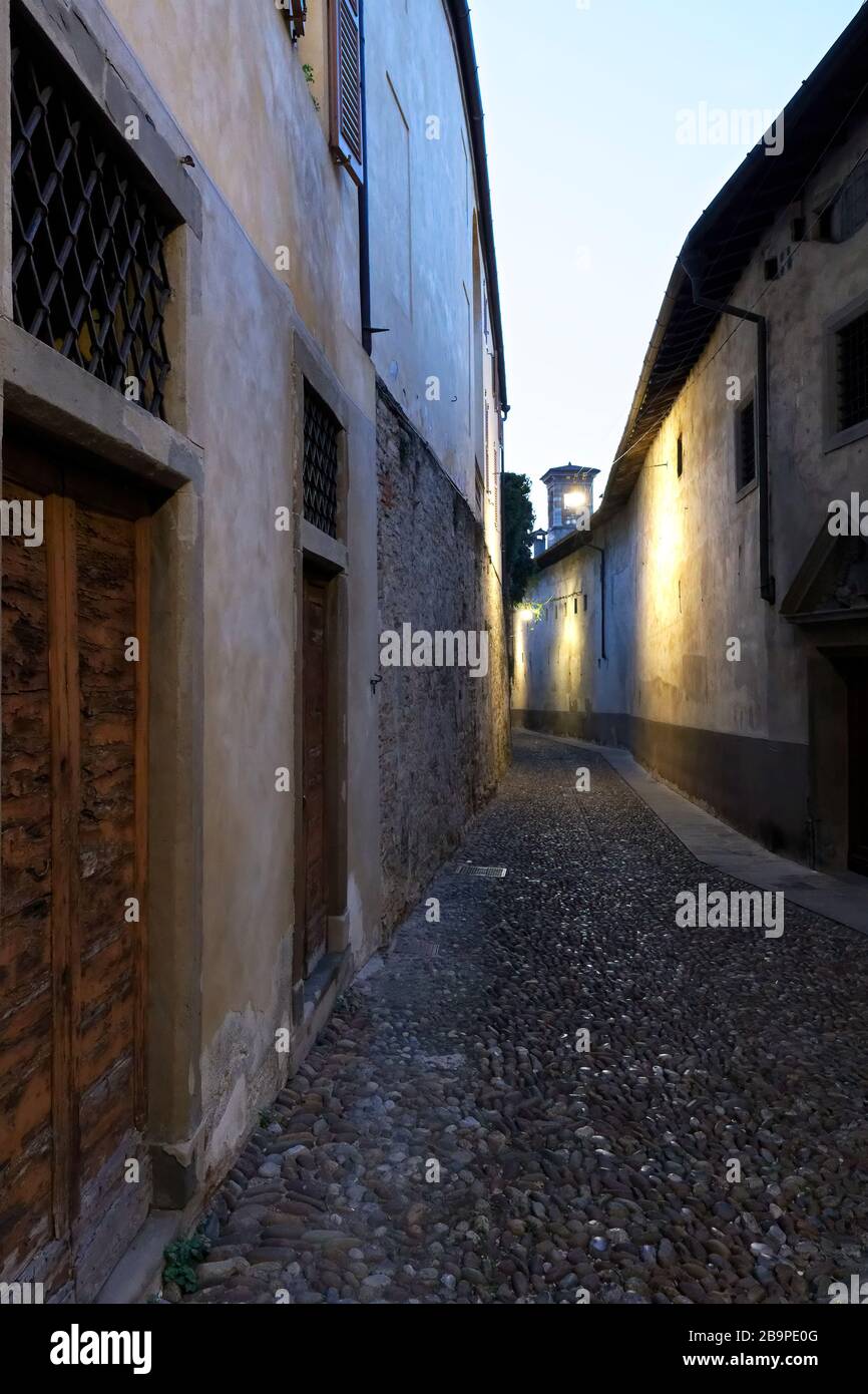 Rues vides de Bergame, Italie la nuit le 21 février 2020 pendant l'éclosion de caronavirus Banque D'Images