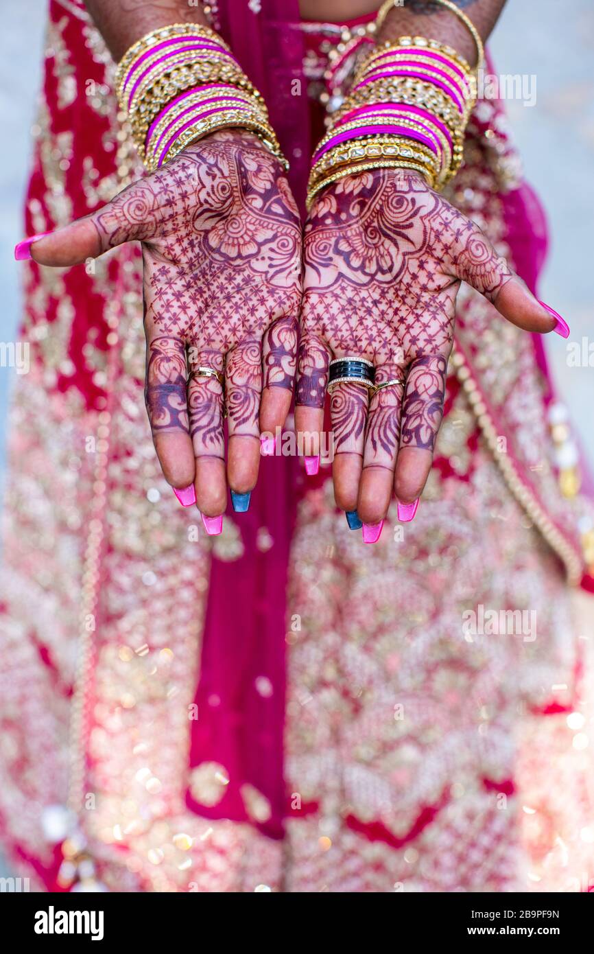 Épouse indienne avec Mendhi peintre sur ses mains Banque D'Images