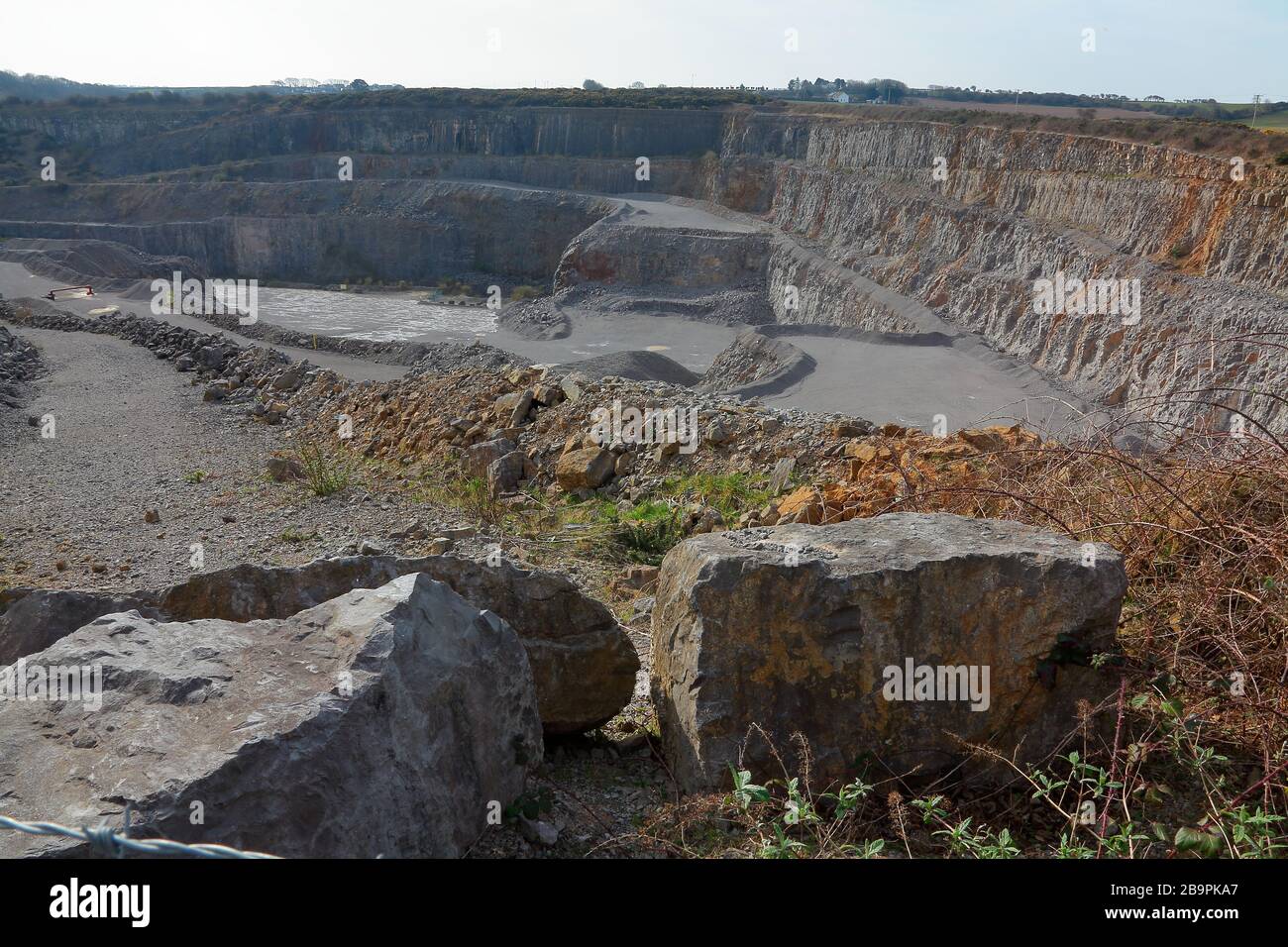 Carrière de pantalon située le long de la B4265 entre Ewenny et St Brides Major près de Bridgend, au sud du Pays de Galles, montrant de nombreuses couches de roches enlevées au fil des ans Banque D'Images