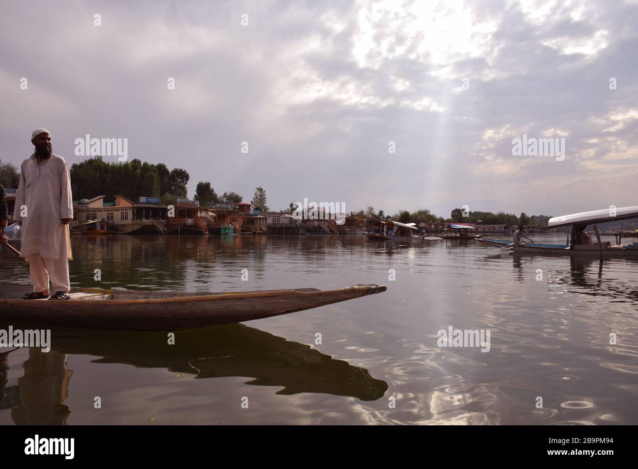 Un homme se tenant sur Shikara au Cachemire Srinagar Dal Lake en Inde Banque D'Images