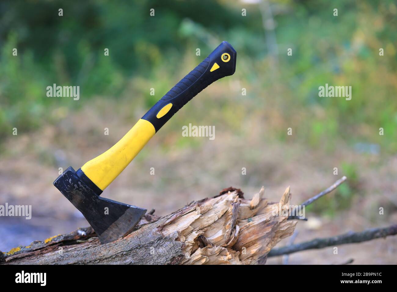 vue sur la hache avec poignée jaune en bois Banque D'Images