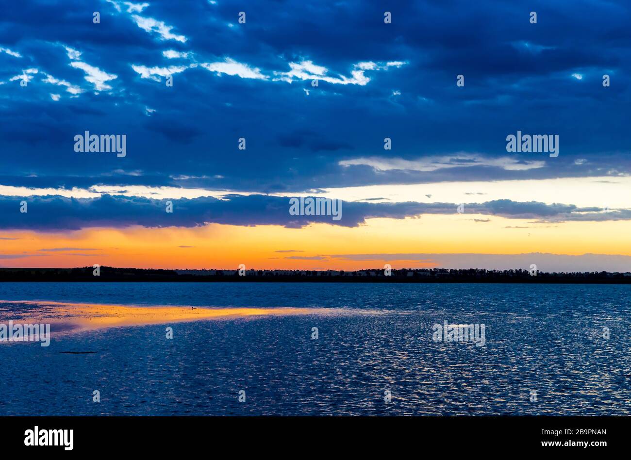 Ciel du soir sur la surface de l'eau du lac Banque D'Images