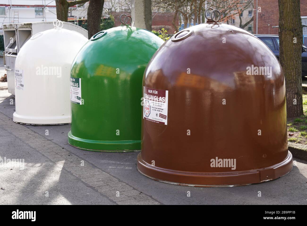 Hanovre, Allemagne - 17 mars 2020: Récipients de collecte de verre ou banques de bouteilles pour la séparation des déchets et le recyclage de verre brun, vert et clair Banque D'Images