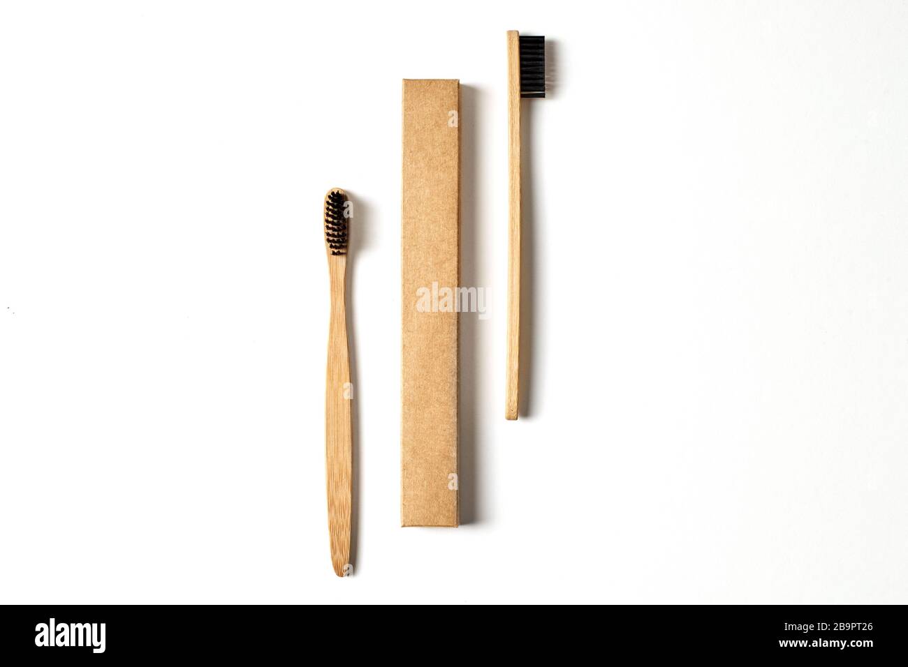 Concept écologique. Deux brosses à dents en bambou et une boîte isolée sur la vue de dessus blanche Banque D'Images