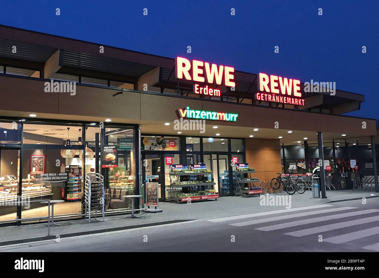 Aschheim, Allemagne. 24 mars 2020. REWE supermarché et REWE marché des boissons supermarché, succursale, Lebenssefittel, entrée, logo de la société, @Sven Simon Fotoagentur GmbH & Co. Pressefeto KG # Prinzess-Luise-Str 41 # 45479 M uelheim/R uhr # Tél 0208/9413250 # Fax. 0208/9413260 # GLS Bank # BLZ 430 609 67 # KTO. 4030 025 100 # IBAN DE75 4306 0967 4030 0251 00 # BIC GENODEM1GLS # WWW.SVENSIMON.NET. | utilisation dans le monde crédit: dpa/Alay Live News Banque D'Images