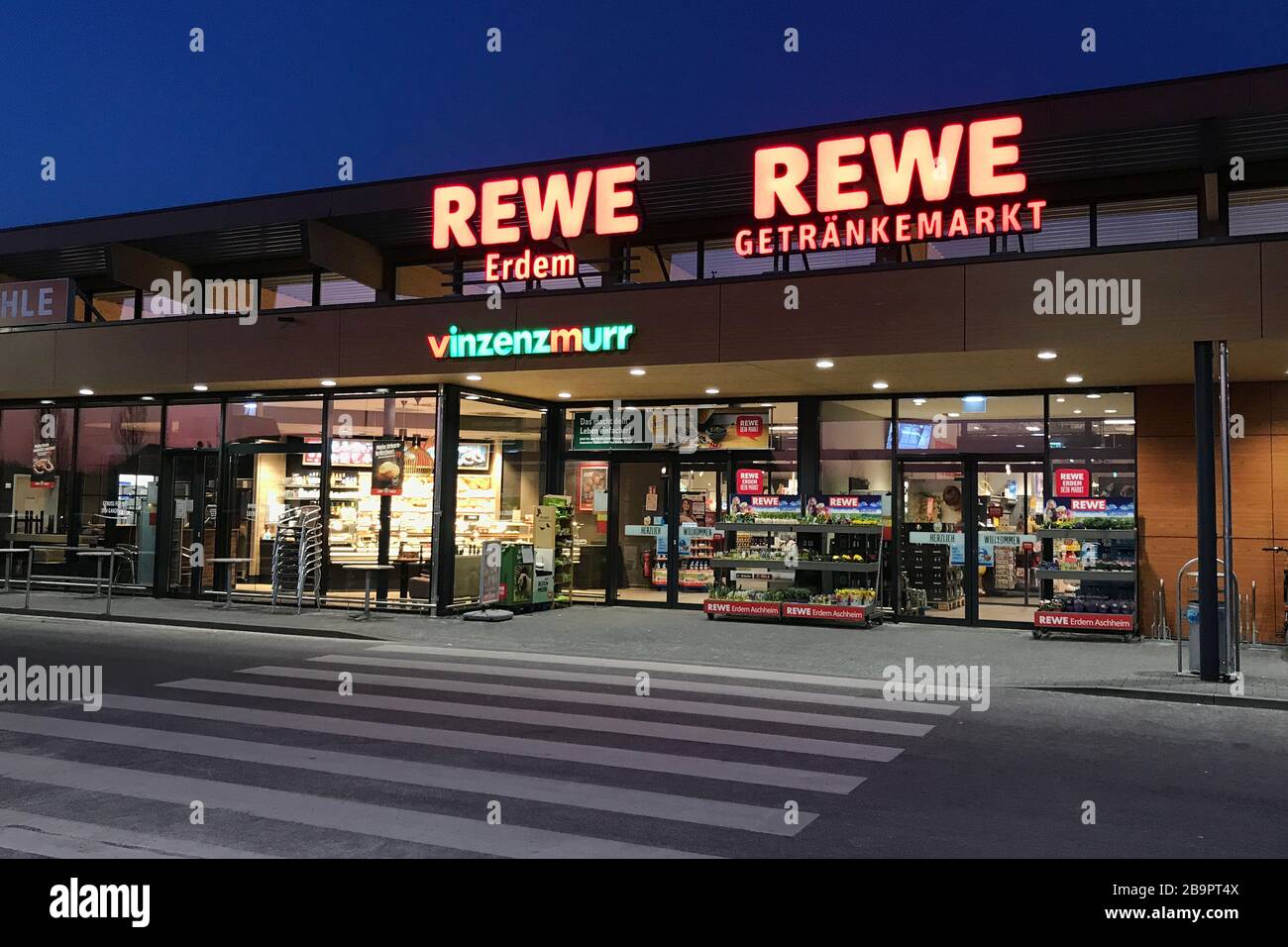 Aschheim, Allemagne. 24 mars 2020. REWE supermarché et REWE marché des boissons supermarché, succursale, Lebenssefittel, entrée, logo de la société, @Sven Simon Fotoagentur GmbH & Co. Pressefeto KG # Prinzess-Luise-Str 41 # 45479 M uelheim/R uhr # Tél 0208/9413250 # Fax. 0208/9413260 # GLS Bank # BLZ 430 609 67 # KTO. 4030 025 100 # IBAN DE75 4306 0967 4030 0251 00 # BIC GENODEM1GLS # WWW.SVENSIMON.NET. | utilisation dans le monde crédit: dpa/Alay Live News Banque D'Images
