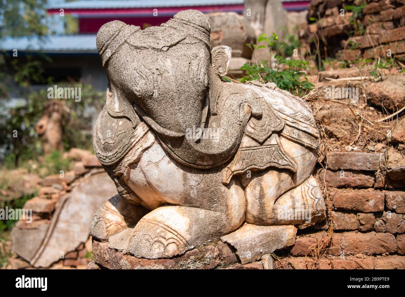 Les ruines d'une ancienne sculpture d'éléphant, le complexe de pagode Schwe Indein, Inle Lake, Myanmar Banque D'Images