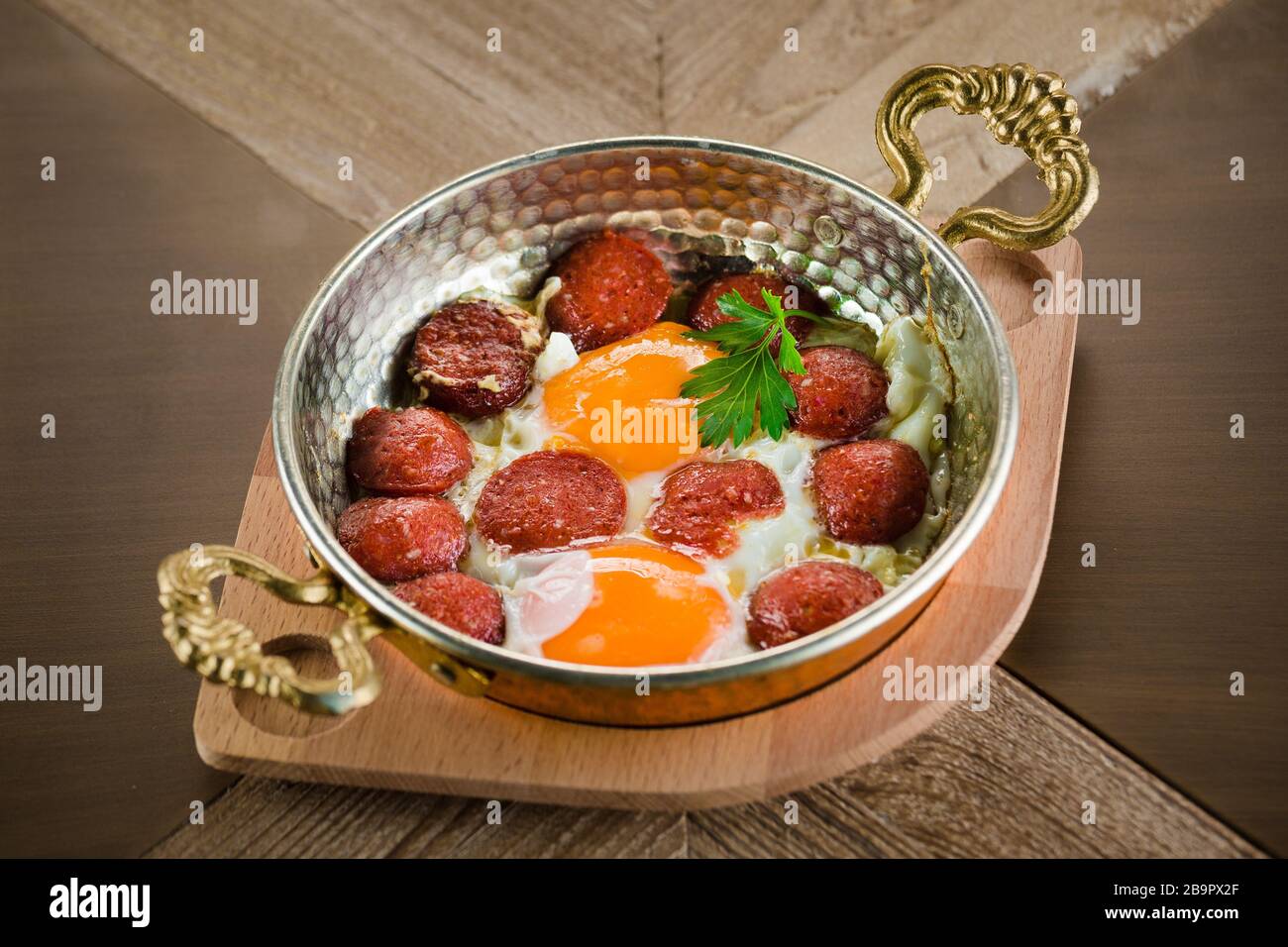 Petit déjeuner turc avec saucisse et œuf saucisse œuf saucisse petit déjeuner turc Banque D'Images