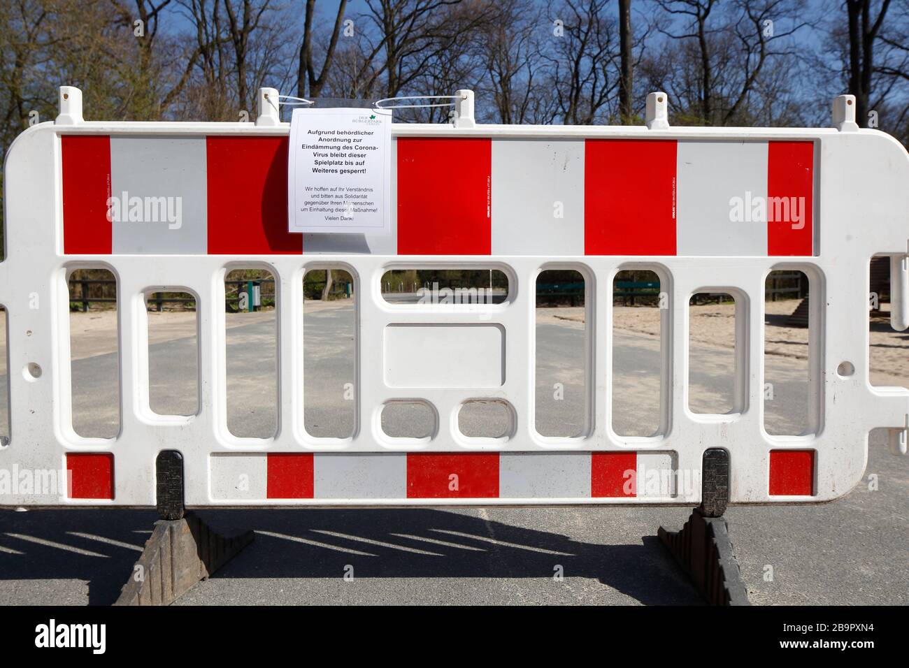 Aire de jeux, barrière, signe de terrain de jeux fermé en raison du virus corona, interdit d'entrer, Allemagne, Europe Banque D'Images