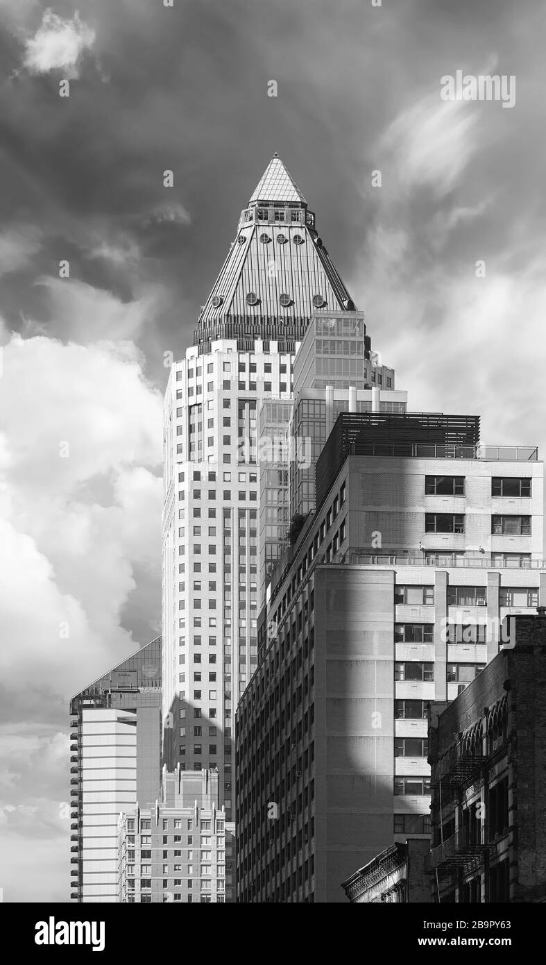 Photo en noir et blanc de l'architecture diversifiée de New York, Manhattan, États-Unis. Banque D'Images