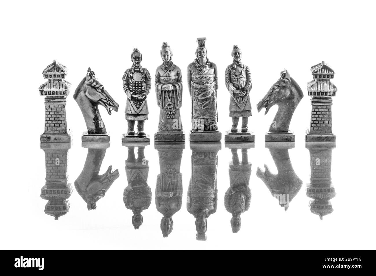 Gros plan photo d'échecs isolés sur un fond blanc. Style asiatique vintage. Banque D'Images