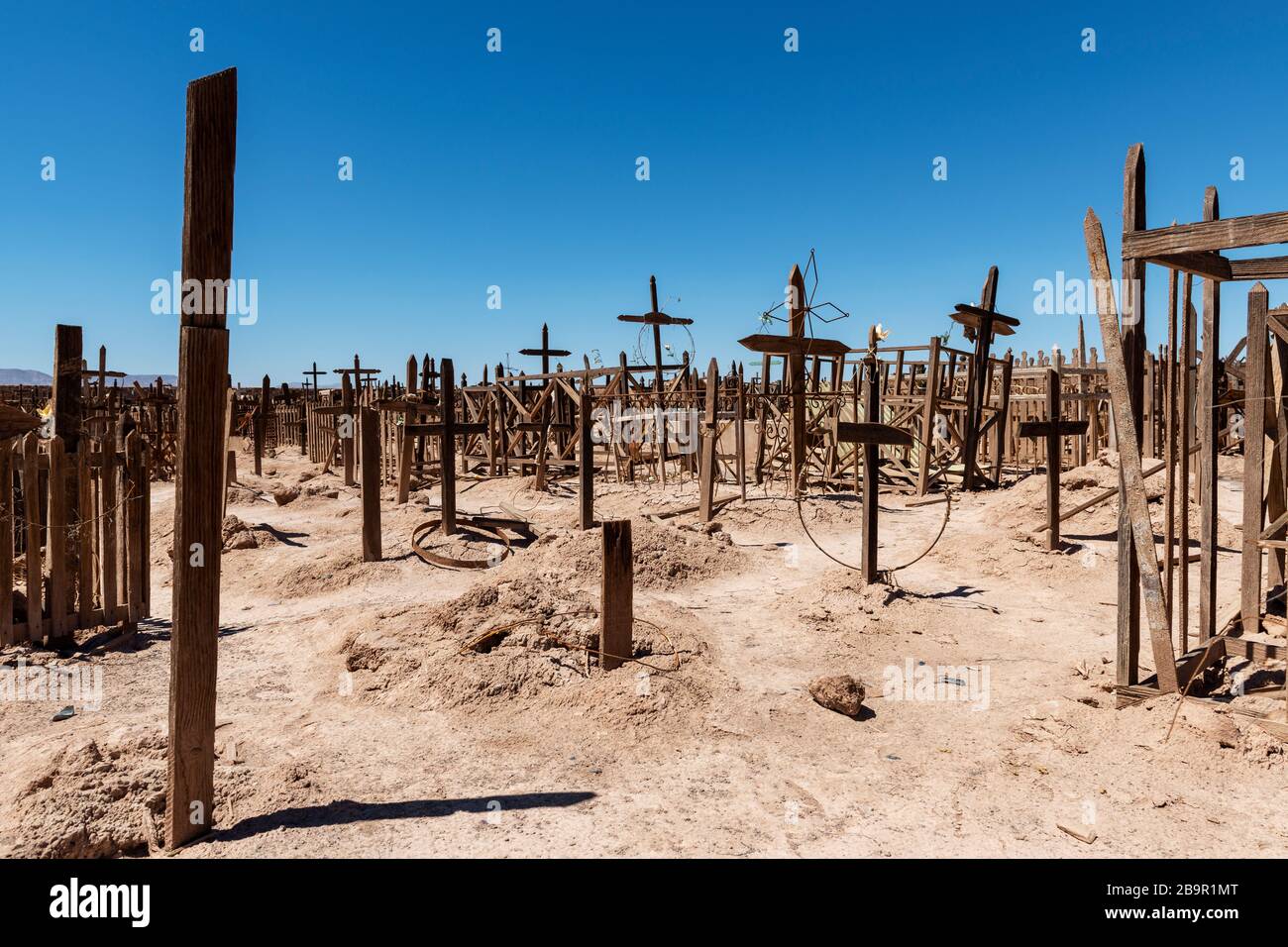 Un vieux cimetière avec des croix en bois près du towm abandonné de l'Union de Pampa, dans le désert d'Atacama, au Chili, en Amérique du Sud. Banque D'Images