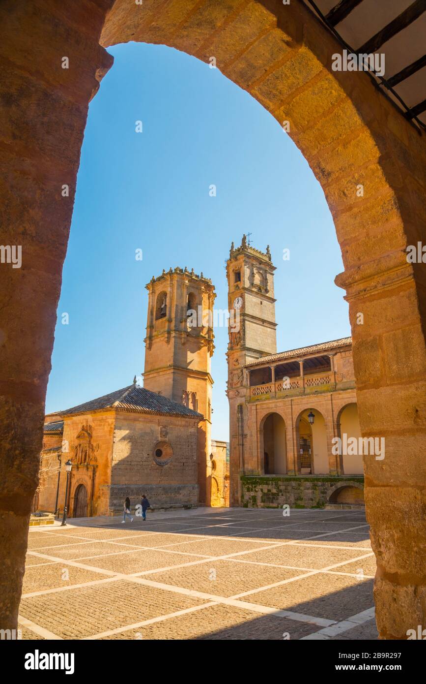 Église Trinidad et tour de Tardon. Plaza Mayor, Alcaraz, province d'Albacete, Castilla la Mancha, Espagne. Banque D'Images