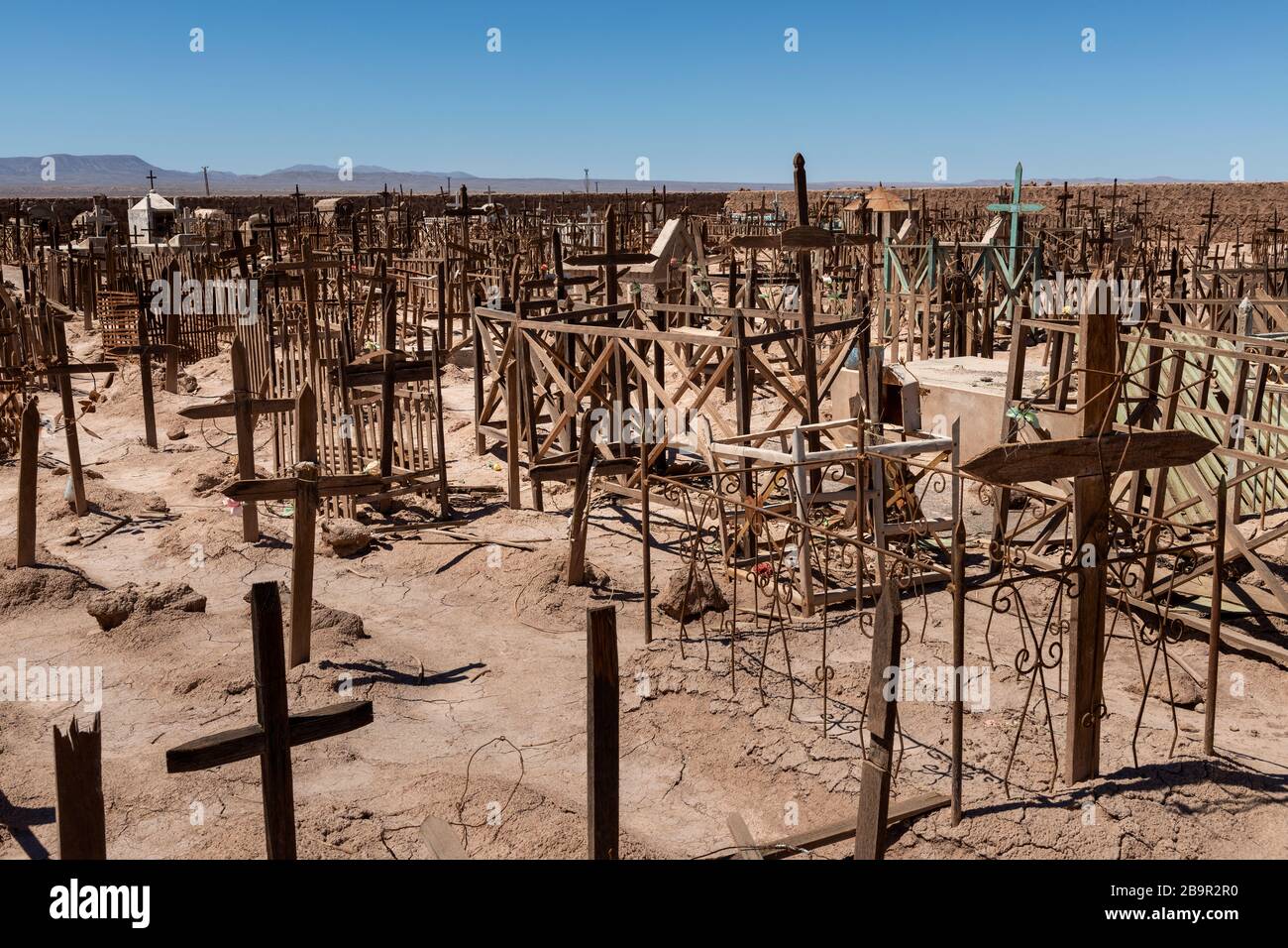 Un vieux cimetière avec des croix en bois près du towm abandonné de l'Union de Pampa, dans le désert d'Atacama, au Chili, en Amérique du Sud. Banque D'Images
