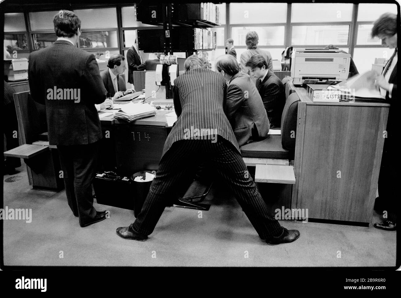 Ville de Londres. Lloyd’s de London Insurance Trading Floor photographié avec la permission de 1988. Lloyd's de Londres, généralement connu tout simplement sous le nom de Lloyd's, est un marché d'assurance et de réassurance situé à Londres, au Royaume-Uni. Contrairement à la plupart de ses concurrents dans l'industrie, il ne s'agit pas d'une compagnie d'assurance; Lloyd's est plutôt un organisme d'entreprise régi par la Lloyd's Act 1871 et les lois du Parlement qui en découlent. Il fonctionne comme un marché partiellement mutualisé au sein duquel plusieurs bailleurs de fonds financiers, regroupés en syndicats, se rassemblent pour regrouper et répartir le risque. Ces souscripteurs, ou « membres », sont un Banque D'Images