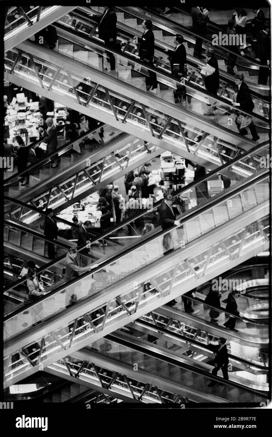 Ville de Londres. Lloyd’s de London Insurance Trading Floor photographié avec la permission de 1988. Lloyd's de Londres, généralement connu tout simplement sous le nom de Lloyd's, est un marché d'assurance et de réassurance situé à Londres, au Royaume-Uni. Contrairement à la plupart de ses concurrents dans l'industrie, il ne s'agit pas d'une compagnie d'assurance; Lloyd's est plutôt un organisme d'entreprise régi par la Lloyd's Act 1871 et les lois du Parlement qui en découlent. Il fonctionne comme un marché partiellement mutualisé au sein duquel plusieurs bailleurs de fonds financiers, regroupés en syndicats, se rassemblent pour regrouper et répartir le risque. Ces souscripteurs, ou « membres », sont un Banque D'Images