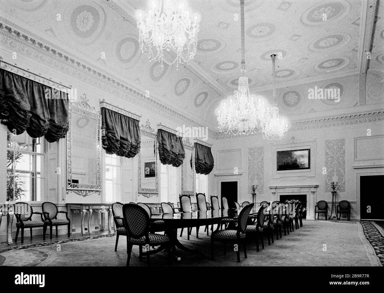 Ville de Londres. Lloyd’s de London Insurance Trading Floor photographié avec la permission de 1988. La salle de conseil d'administration originale du XVIIIe siècle dans les nouveaux bureaux de Lloyds. Lloyd's de Londres, généralement connu tout simplement sous le nom de Lloyd's, est un marché d'assurance et de réassurance situé à Londres, au Royaume-Uni. Contrairement à la plupart de ses concurrents dans l'industrie, il ne s'agit pas d'une compagnie d'assurance; Lloyd's est plutôt un organisme d'entreprise régi par la Lloyd's Act 1871 et les lois du Parlement qui en découlent. Il fonctionne comme un marché partiellement mutualisé dans lequel se rassemblent plusieurs bailleurs de fonds financiers, regroupés en syndicats Banque D'Images