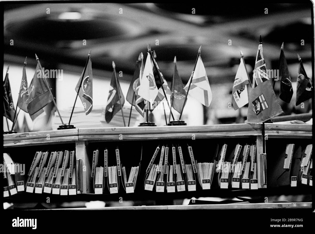 Ville de Londres. Lloyd’s de London Insurance Trading Floor photographié avec la permission de 1988. Lloyd's de Londres, généralement connu tout simplement sous le nom de Lloyd's, est un marché d'assurance et de réassurance situé à Londres, au Royaume-Uni. Contrairement à la plupart de ses concurrents dans l'industrie, il ne s'agit pas d'une compagnie d'assurance; Lloyd's est plutôt un organisme d'entreprise régi par la Lloyd's Act 1871 et les lois du Parlement qui en découlent. Il fonctionne comme un marché partiellement mutualisé au sein duquel plusieurs bailleurs de fonds financiers, regroupés en syndicats, se rassemblent pour regrouper et répartir le risque. Ces souscripteurs, ou « membres », sont un Banque D'Images