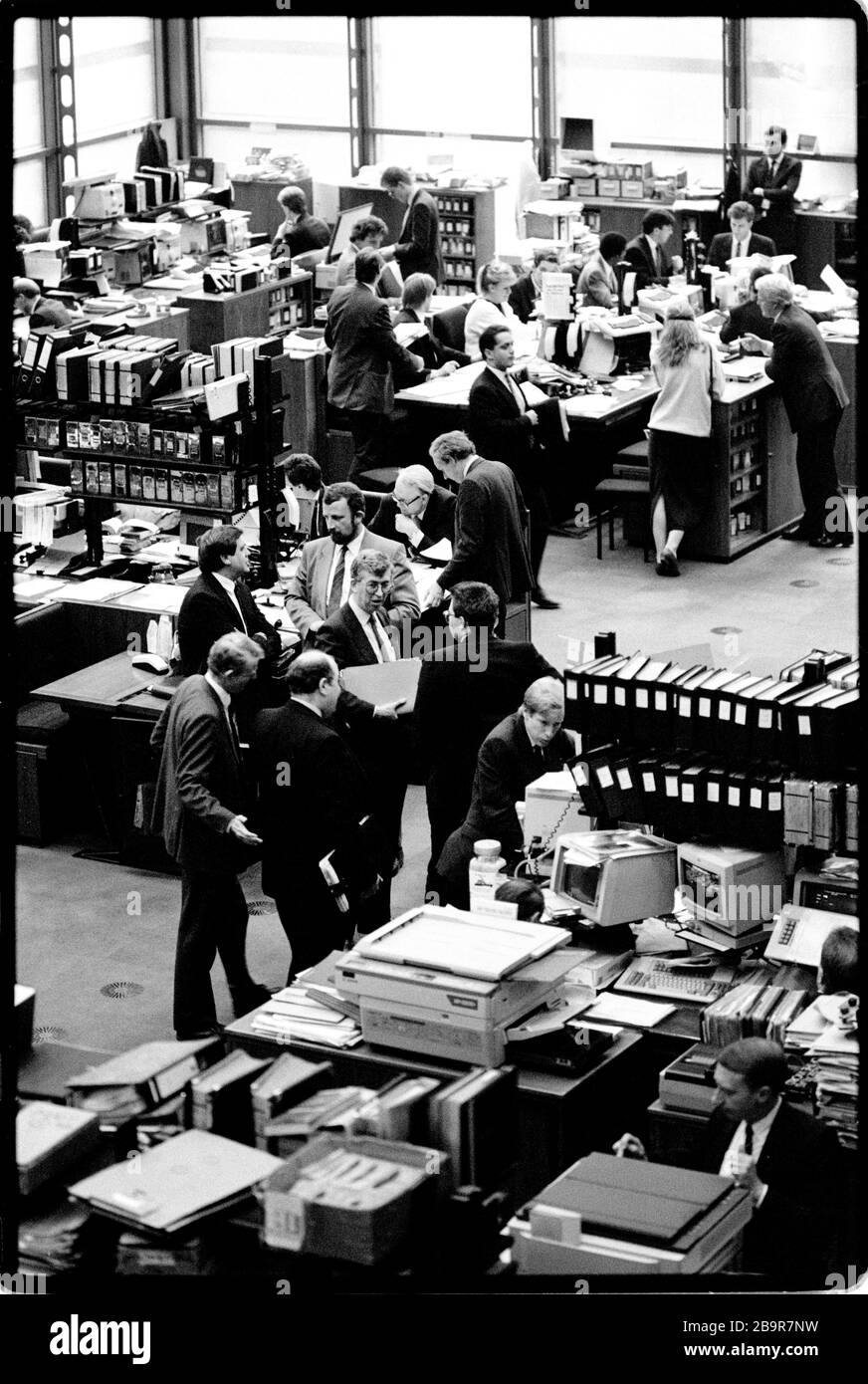 Ville de Londres. Lloyd’s de London Insurance Trading Floor photographié avec la permission de 1988. Lloyd's de Londres, généralement connu tout simplement sous le nom de Lloyd's, est un marché d'assurance et de réassurance situé à Londres, au Royaume-Uni. Contrairement à la plupart de ses concurrents dans l'industrie, il ne s'agit pas d'une compagnie d'assurance; Lloyd's est plutôt un organisme d'entreprise régi par la Lloyd's Act 1871 et les lois du Parlement qui en découlent. Il fonctionne comme un marché partiellement mutualisé au sein duquel plusieurs bailleurs de fonds financiers, regroupés en syndicats, se rassemblent pour regrouper et répartir le risque. Ces souscripteurs, ou « membres », sont un Banque D'Images