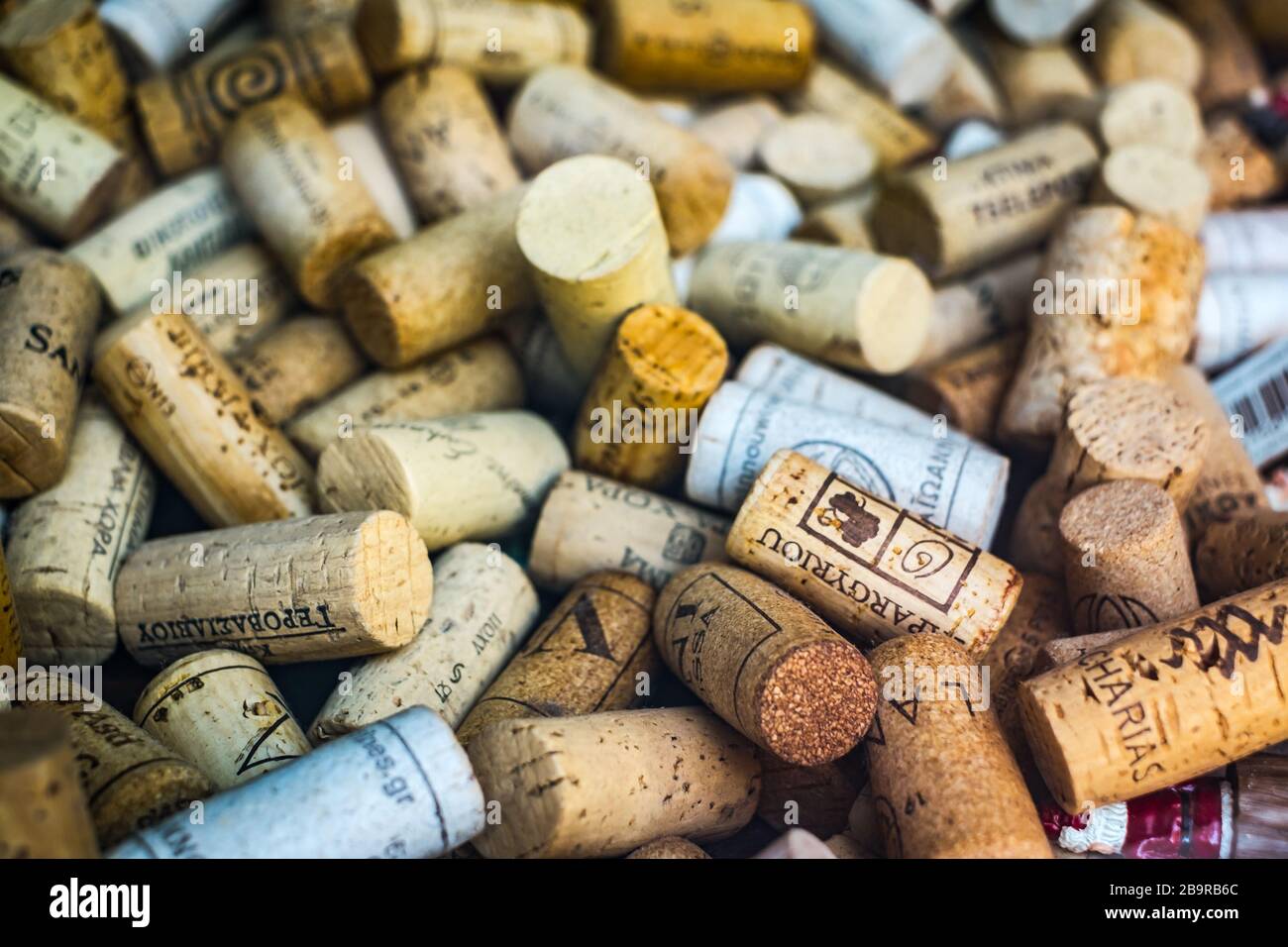 Photo Libre De Droit De Tas De Bouchons De Vin Utilisés Assorties En Forme De Carr%c3%a9 Isol%c3%a9 Sur Fond Blanc Gm1019855454 274041938