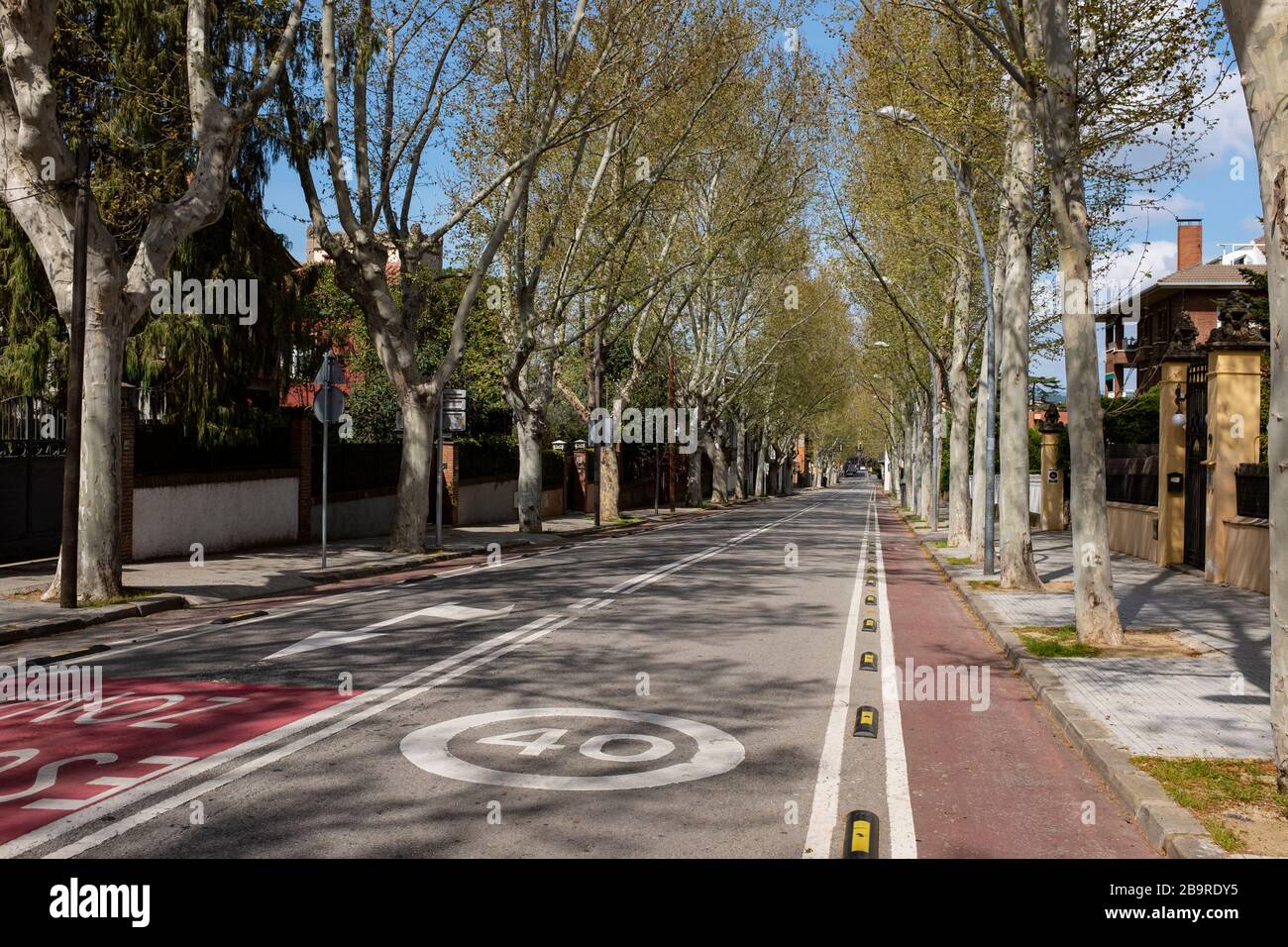 Rue normalement occupée, Avinguda d Gracia, dépourvue de trafic. 21 mars 2020 - une semaine de verrouillage. Rues vides à Sant Cugat del Valles, un normalement Banque D'Images