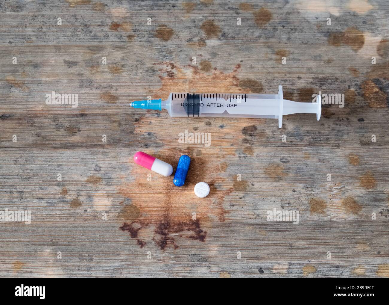 Concept covid-19, seringue avec capsules et une pilule sont reposés sur un tableau avec de nombreux points qui simule la propagation d'une maladie. Banque D'Images