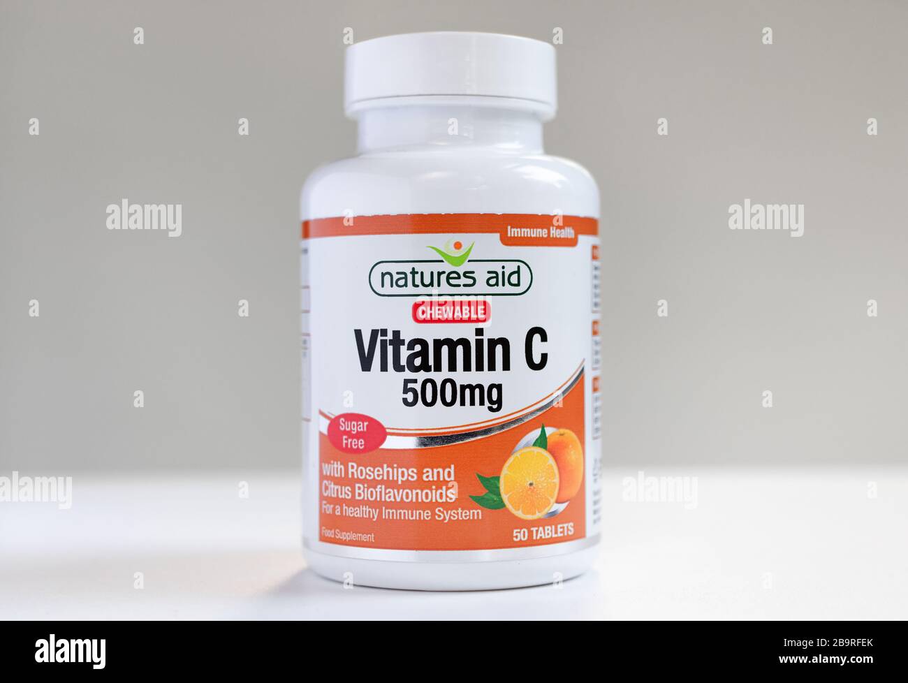 Londres / Royaume-Uni - 22 mars 2020 - bouteille de comprimés de vitamine C par Natures Aid Banque D'Images