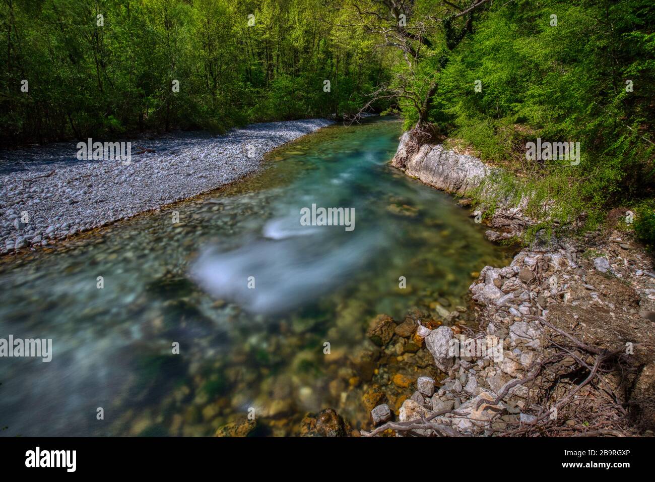 La rivière Voidomatis passe du parc national de Vikos à Épire, dans le nord de la Grèce. La rivière est célèbre pour son eau potable claire, passant dans le BE Banque D'Images