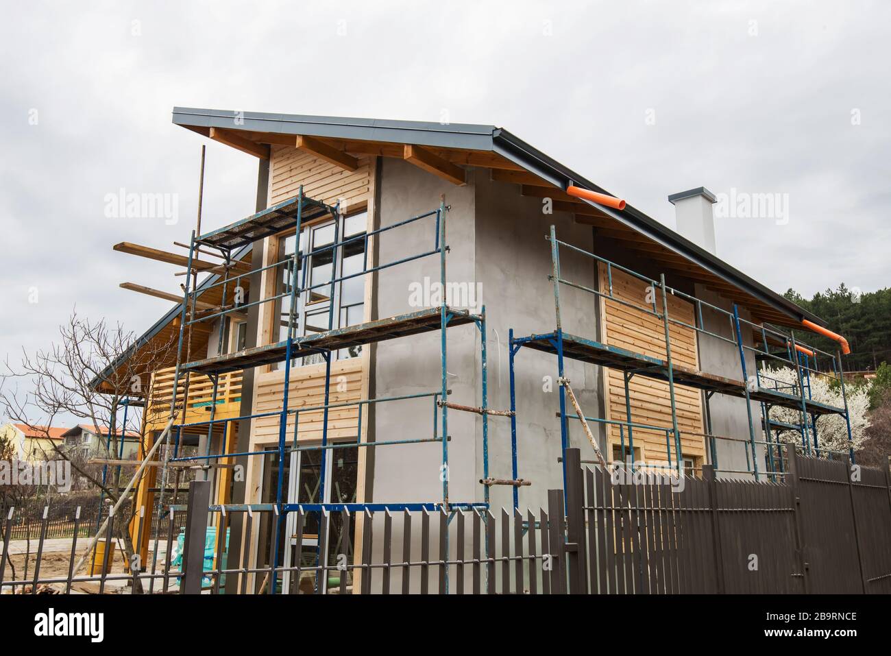 Cadre en bois d'une nouvelle maison en construction Banque D'Images