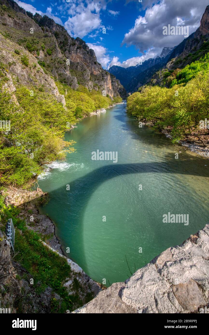 Le célèbre vieux pont lapidé de Konitsa sur la rivière Aoos. Tymfi Mount, Zagori, Épire, Grèce, Europe Banque D'Images