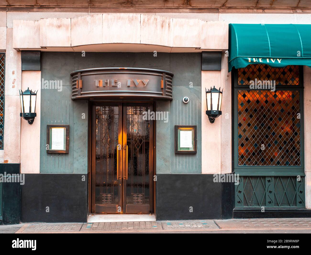 The Ivy Restaurant, West Street, Londres, Grande-Bretagne. Ouvert pour la première fois par Abel Giandellini en 1917 comme café. Désormais un lieu de dîner populaire pour les célébrités Banque D'Images