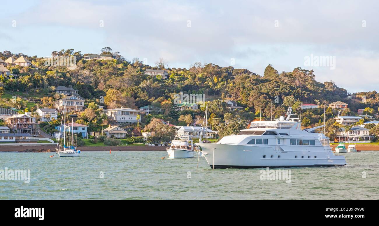 Un yacht à moteur de luxe amarré à Russell, situé dans la baie des îles, à l'extrême nord de l'île du Nord, en Nouvelle-Zélande. Banque D'Images