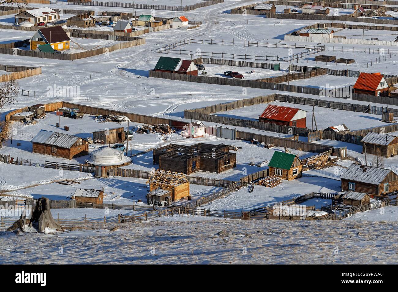 KHATGAL, MONGOLIE, 26 février 2020 : vue de dessus de Khatgal. La petite ville est connue comme l'une des villes les plus froides de Mongolie, mais elle doit son récent de Banque D'Images