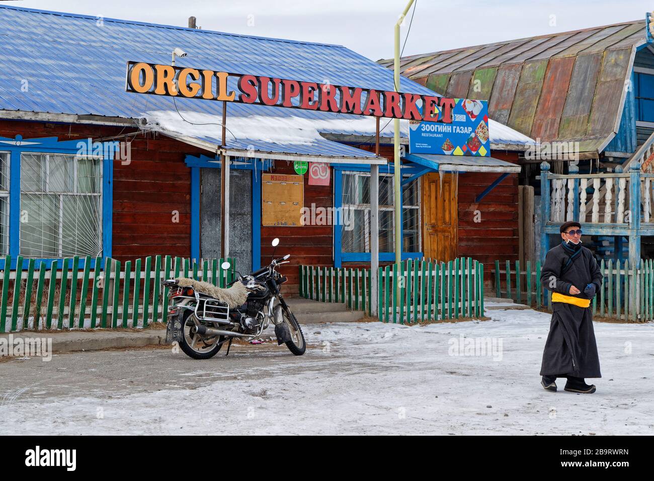 KHATGAL, MONGOLIE, 28 février 2020 : magasins à Khatagal en hiver. La petite ville est connue comme l'une des villes les plus froides de Mongolie, mais elle me doit Banque D'Images