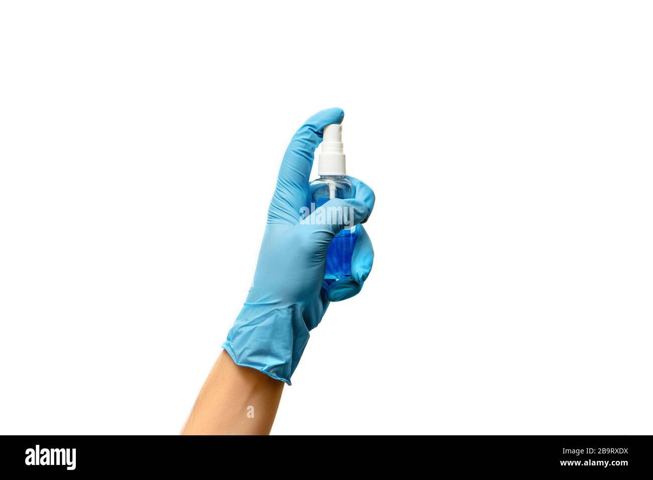 Mains dans un gant médical avec un spray aseptisant isolé sur fond blanc. Banque D'Images