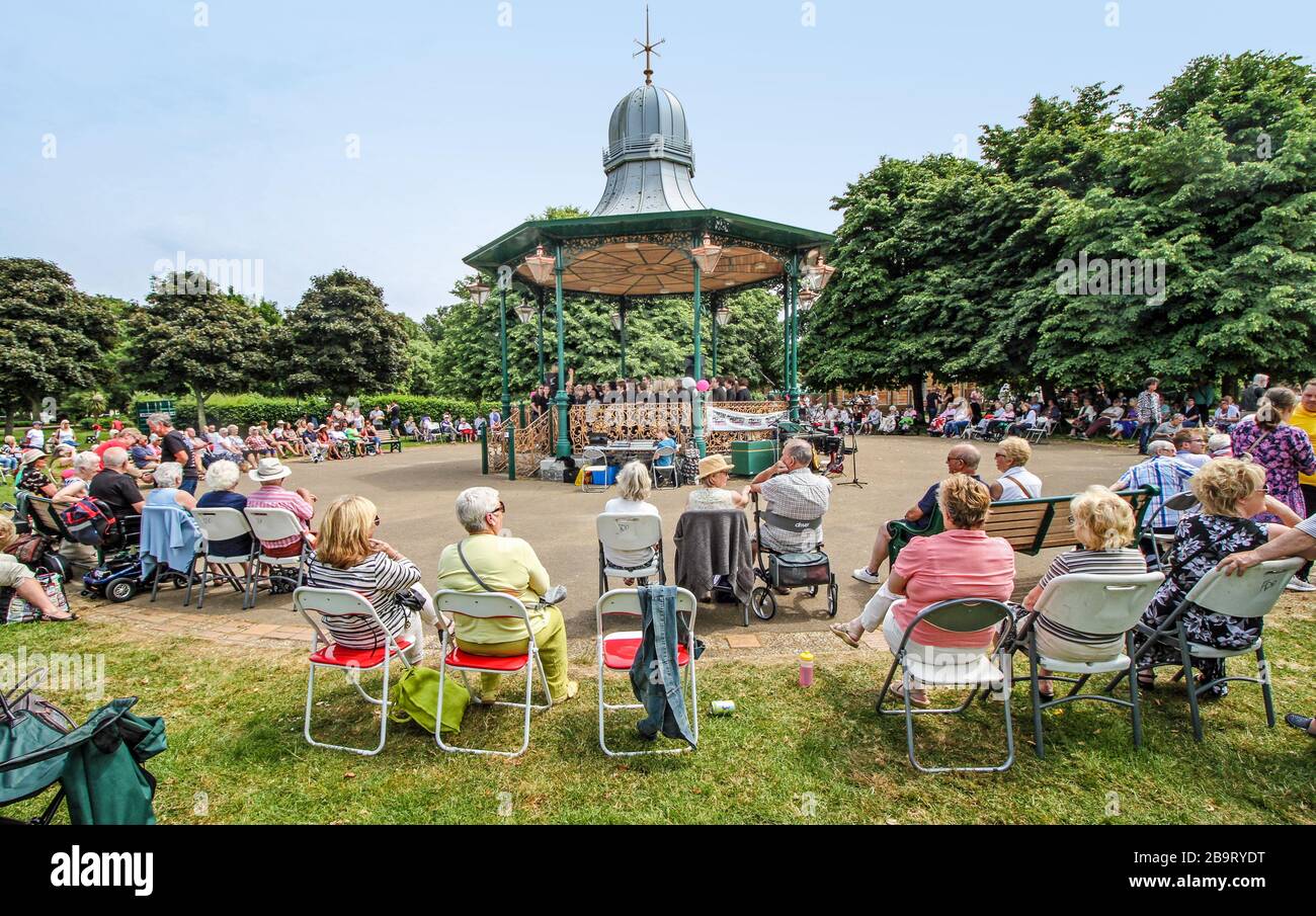 Un événement communautaire au kiosque à musique du parc Devonport, Plymouth a attiré la foule de résidents et a donné aux artistes un public Banque D'Images